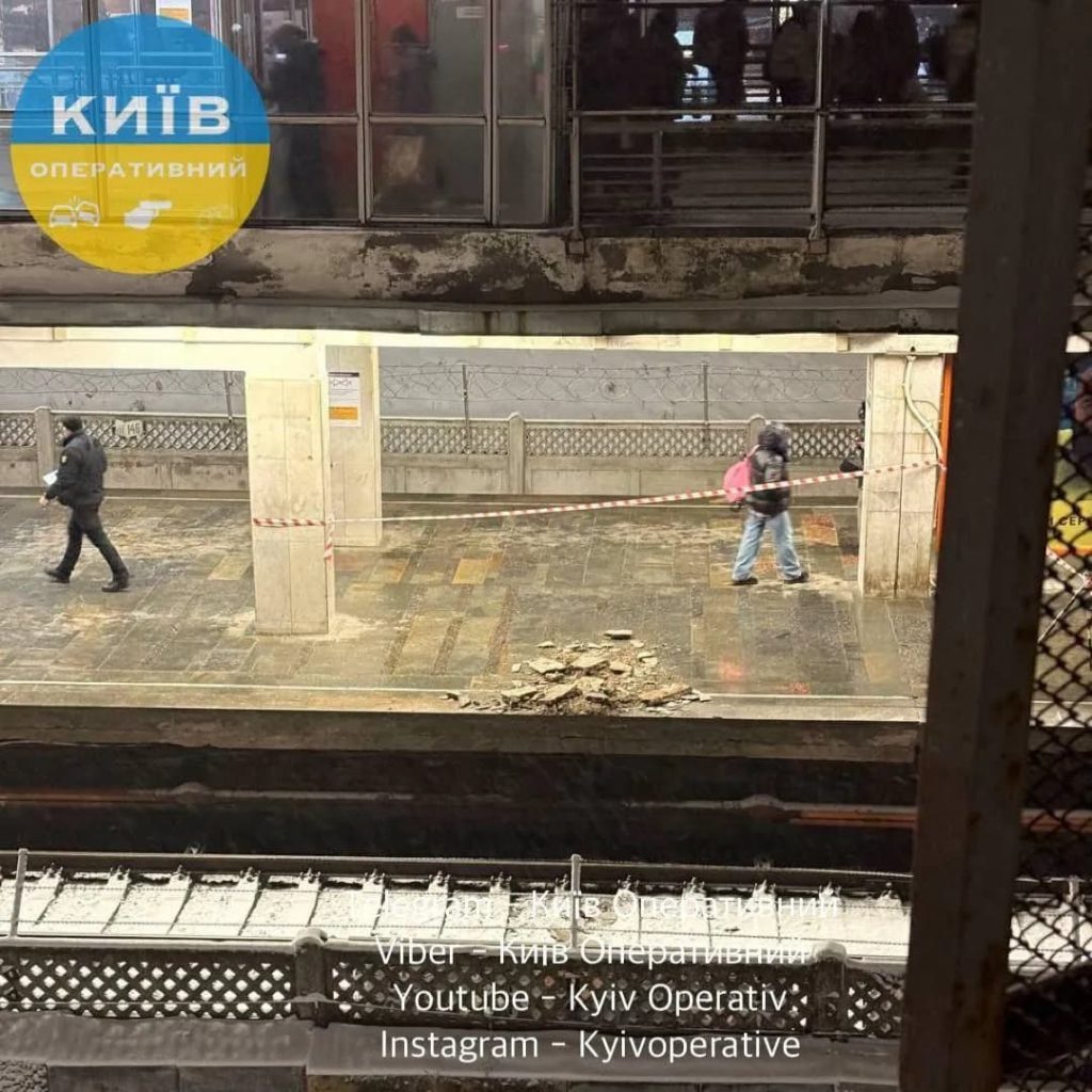 На двох станціях метро у Києві впала стеля: що відомо