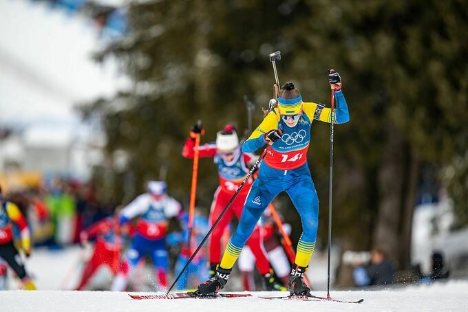 Олімпіада: три біатлоністи зупинилися на фініші та розпочали битву (відео)