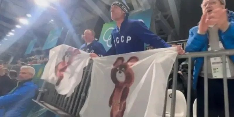 На Олімпіаді-2026 голова FIDE одягнув светр із написом «СРСР» (фото) 3 На Олімпіаді-2026 голова FIDE одягнув светр із написом «СРСР» (фото)