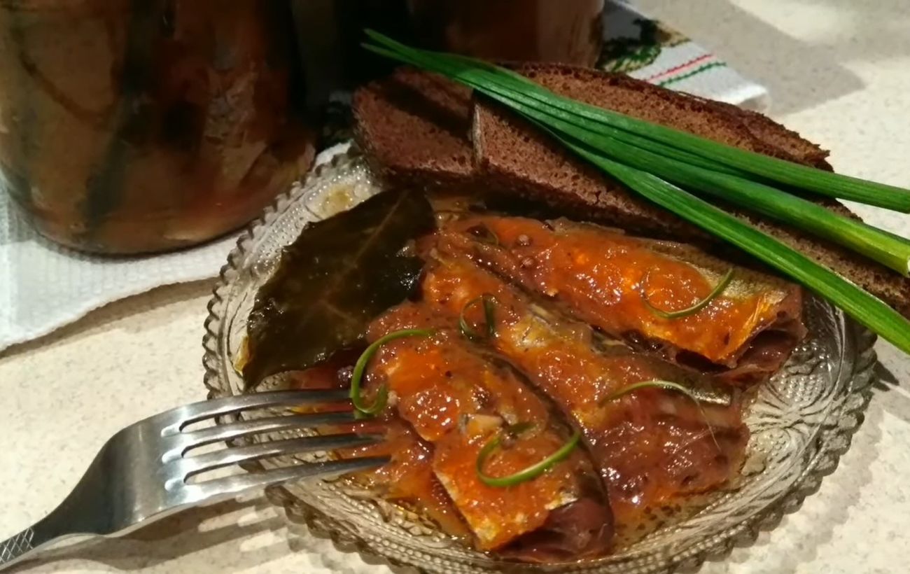 Бюджетная закуска из кильки и сыра