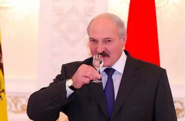 Лукашенко во время заседания передали снюс: курьезный момент попал на видео