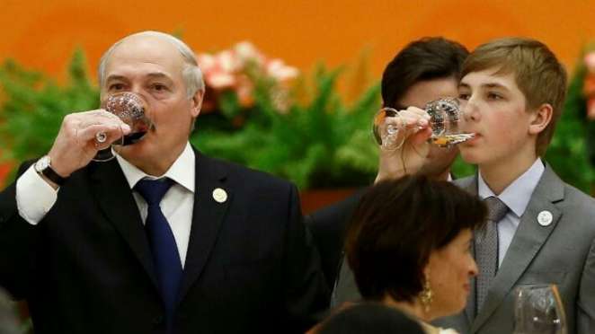 Лукашенко во время заседания передали снюс: курьезный момент попал на видео