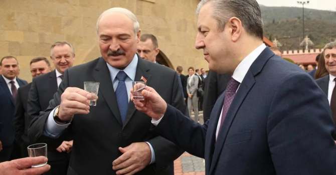 Лукашенко во время заседания передали снюс: курьезный момент попал на видео