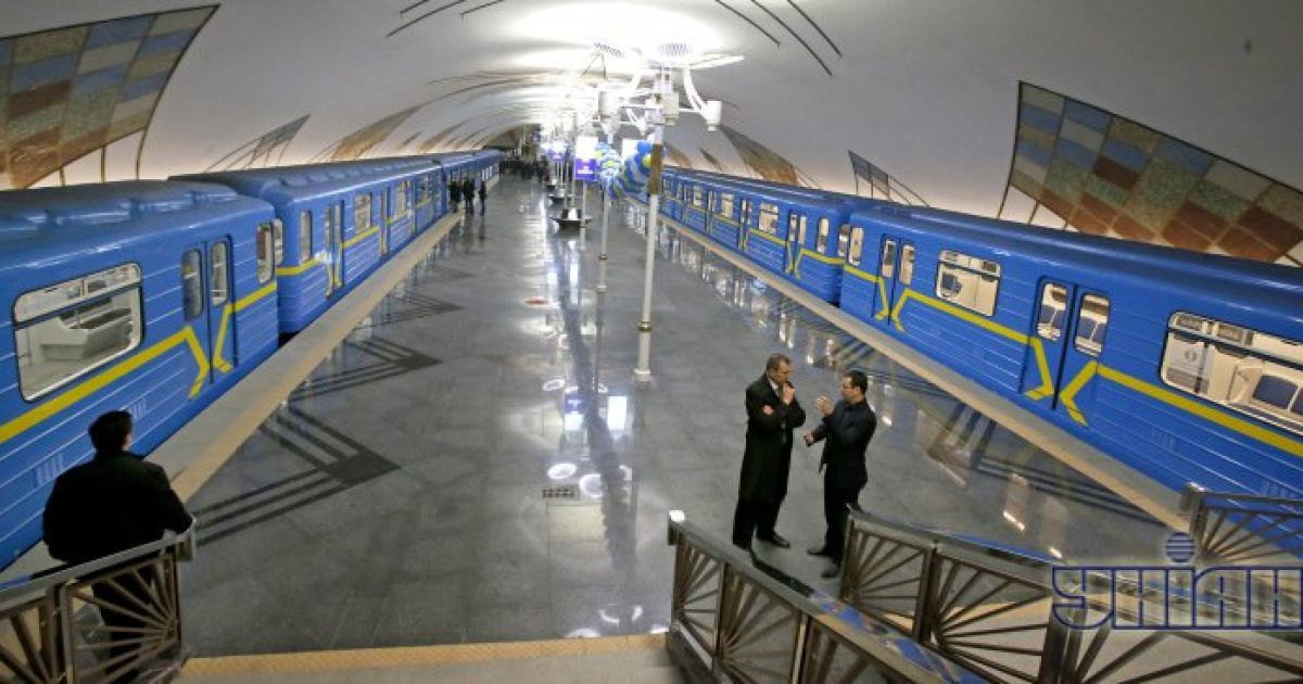 На двух станциях метро в Киеве упал потолок: что известно