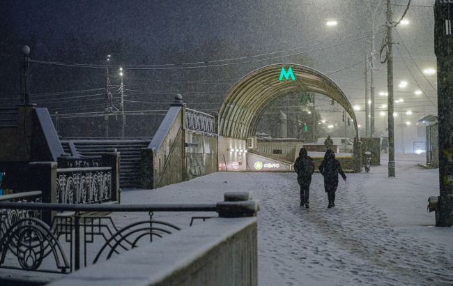 На двух станциях метро в Киеве упал потолок: что известно