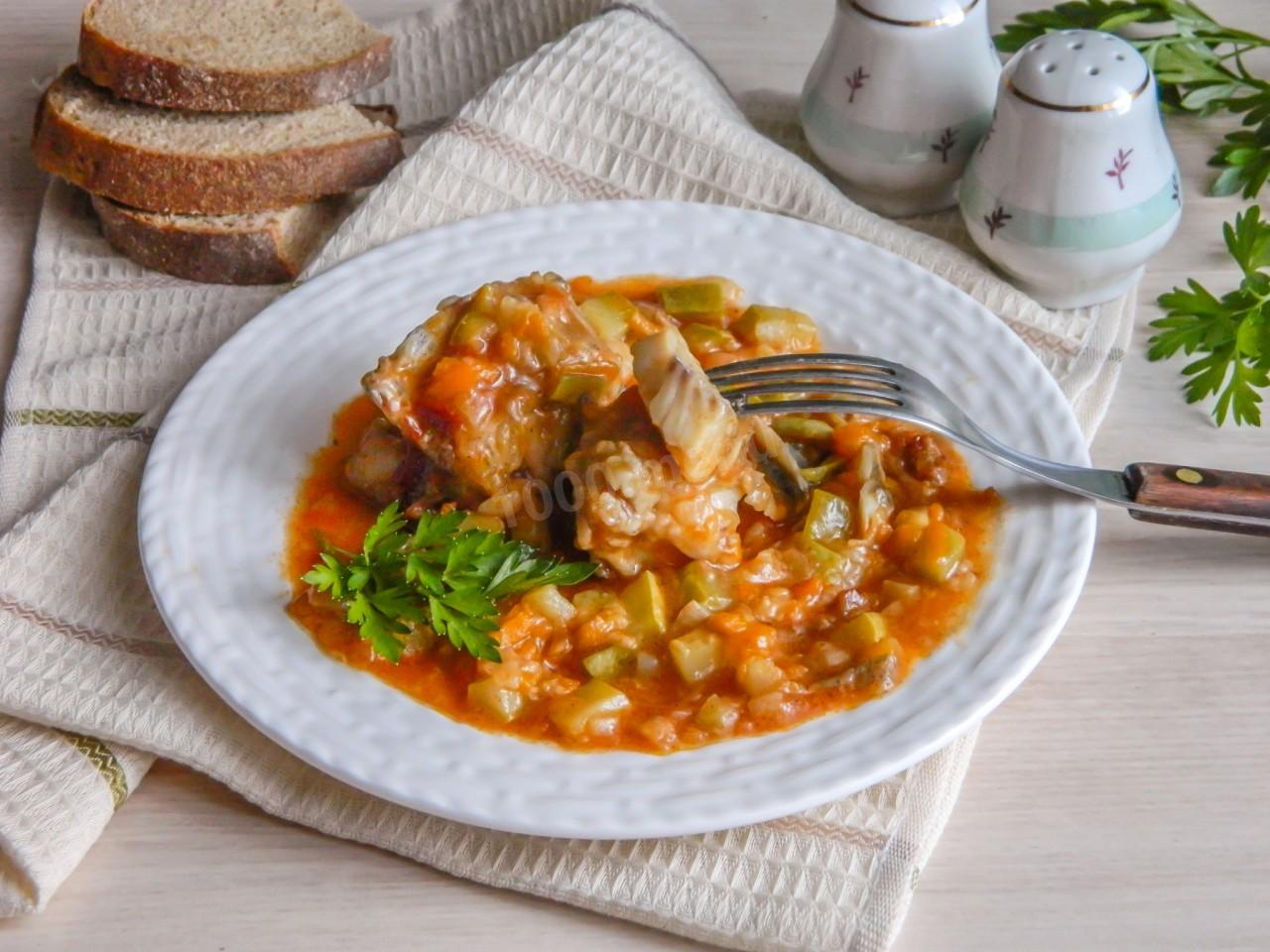 Тушкований з овочами минтай на сковороді