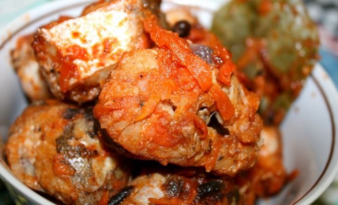 Тушкований з овочами минтай на сковороді