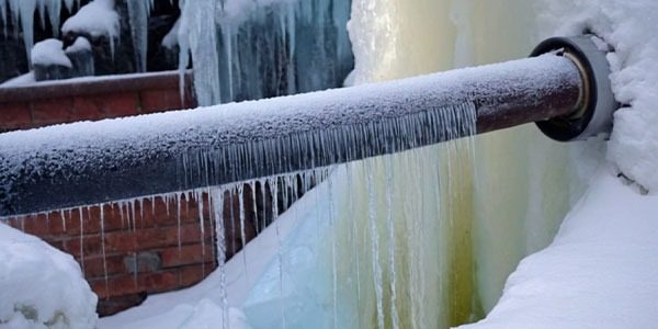 Справитеся і без сантехніка: що робити, якщо замерзла вода в трубі