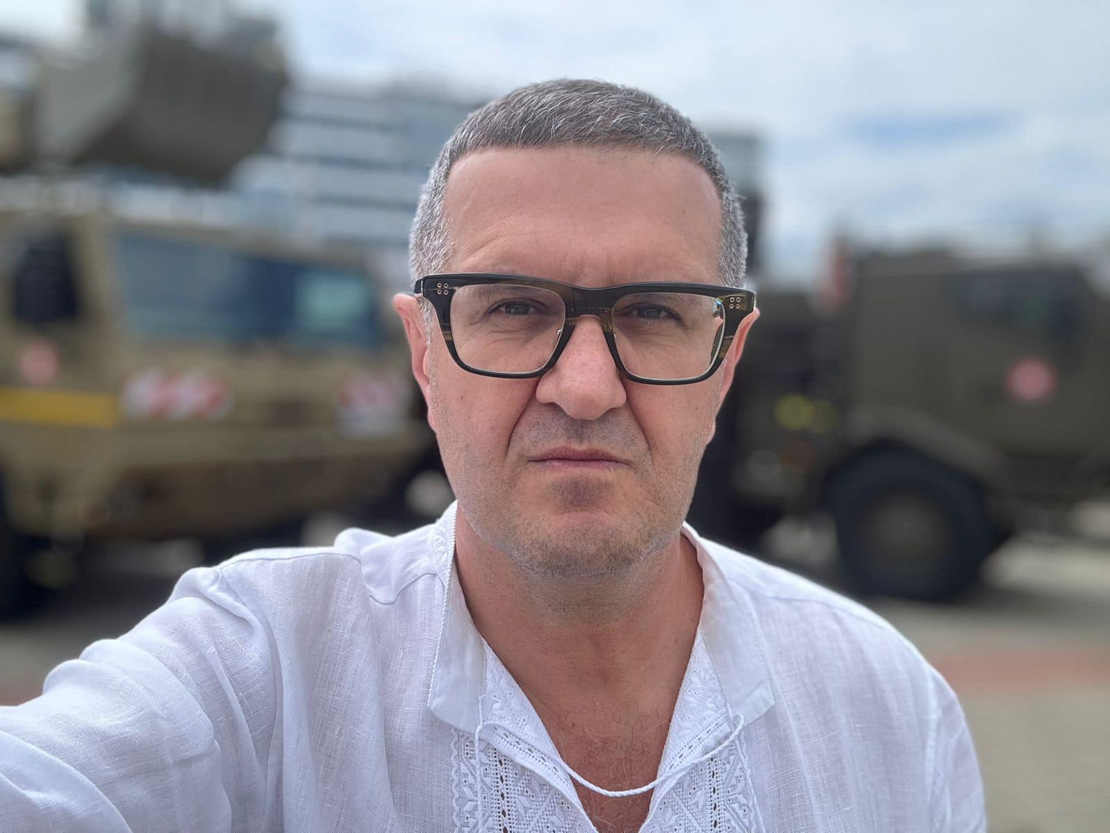 Нардепи у 2025 році поповнили свої автопарки елітними авто: що придбали