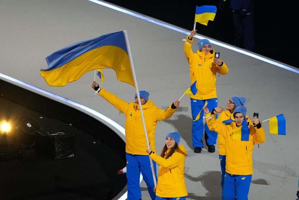 На церемонии открытия ОИ-2026 россиянка несла табличку с надписью "Украина" 4 На церемонии открытия ОИ-2026 россиянка несла табличку с надписью "Украина"