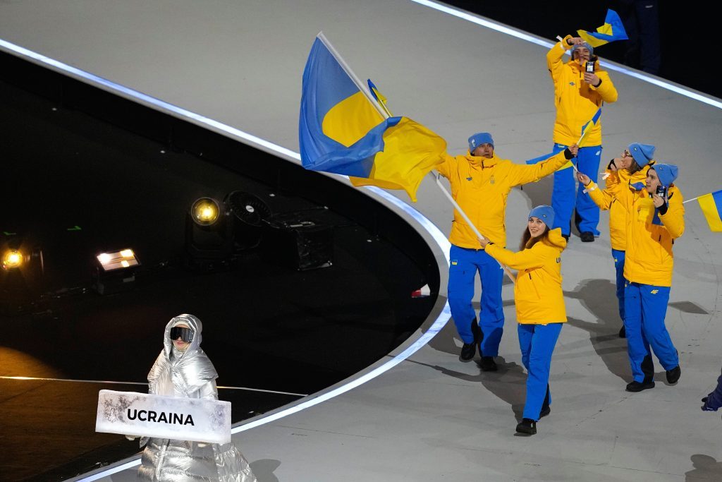 На церемонии открытия ОИ-2026 россиянка несла табличку с надписью "Украина" 5 На церемонии открытия ОИ-2026 россиянка несла табличку с надписью "Украина"
