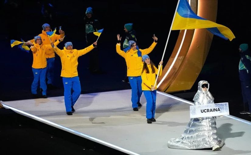 На церемонии открытия ОИ-2026 россиянка несла табличку с надписью «Украина» ➤ Prozoro.net.ua