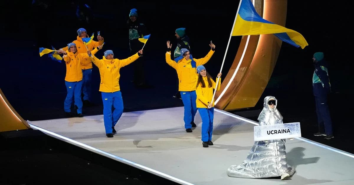 На церемонии открытия ОИ-2026 россиянка несла табличку с надписью «Украина» ➤ Prozoro.net.ua