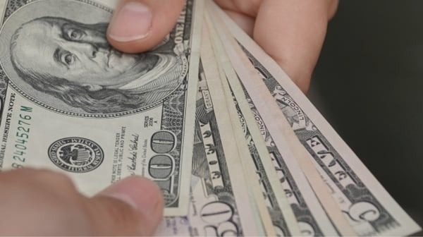 Женщине в Ивано-Франковске посреди улицы отдали 20 тысяч долларов