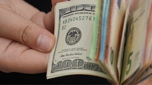 Женщине в Ивано-Франковске посреди улицы отдали 20 тысяч долларов