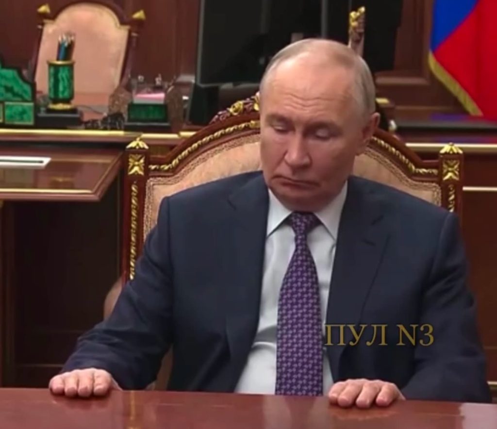 В поведении Путина снова заметили странные признаки (видео) 3 В поведении Путина снова заметили странные признаки (видео)