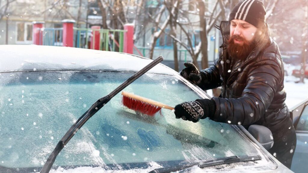 Как снять лед с лобового стекла за пять минут и не испортить авто ➤ Prozoro.net.ua