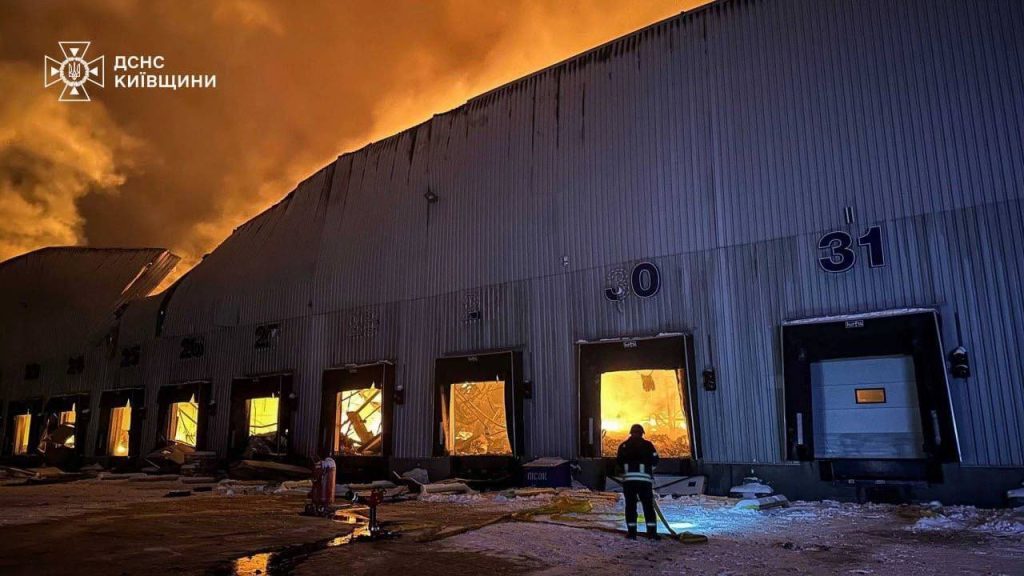 Після атаки РФ загорілися склади відомої шоколадної фабрики на Київщині(фото)