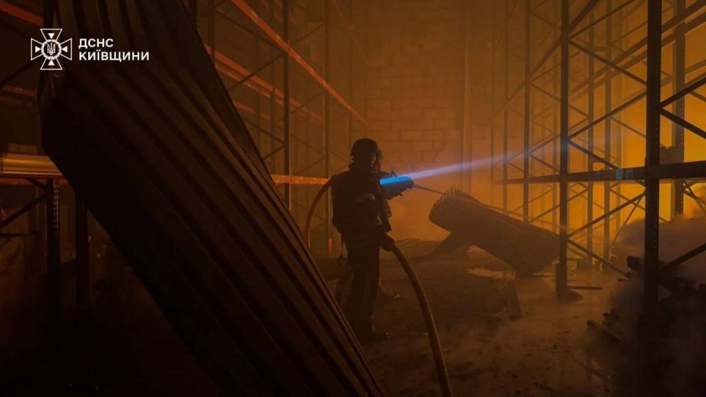 Після атаки РФ загорілися склади відомої шоколадної фабрики на Київщині(фото)