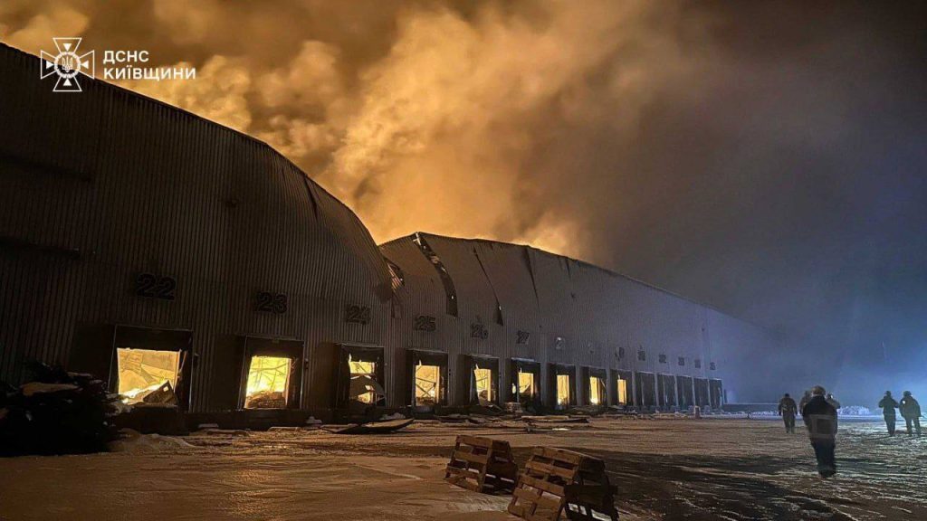 Після атаки РФ загорілися склади відомої шоколадної фабрики на Київщині(фото)