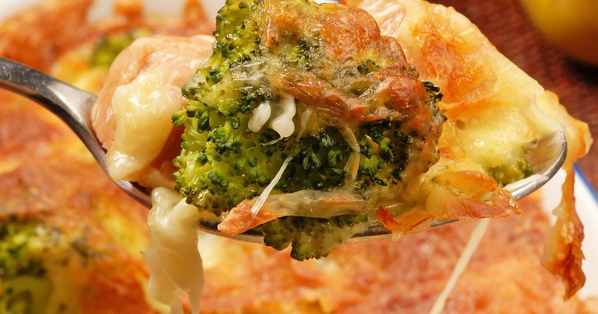 Запеканка с красной рыбой и брокколи