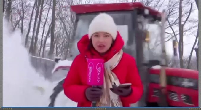Журналістку в Києві засипало снігом просто посеред ефіру (відео)