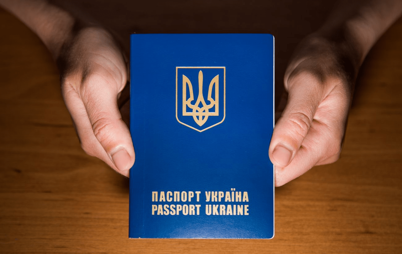 Владельцев паспорта-книжечки могут оштрафовать: кому грозит