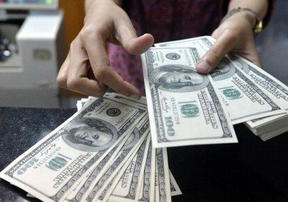 Скільки коштуватимуть 100 доларів через тиждень: прогноз банкіра