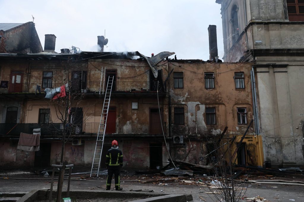 Российские дроны атаковали Львов: десятки пострадавших и разрушение в центре