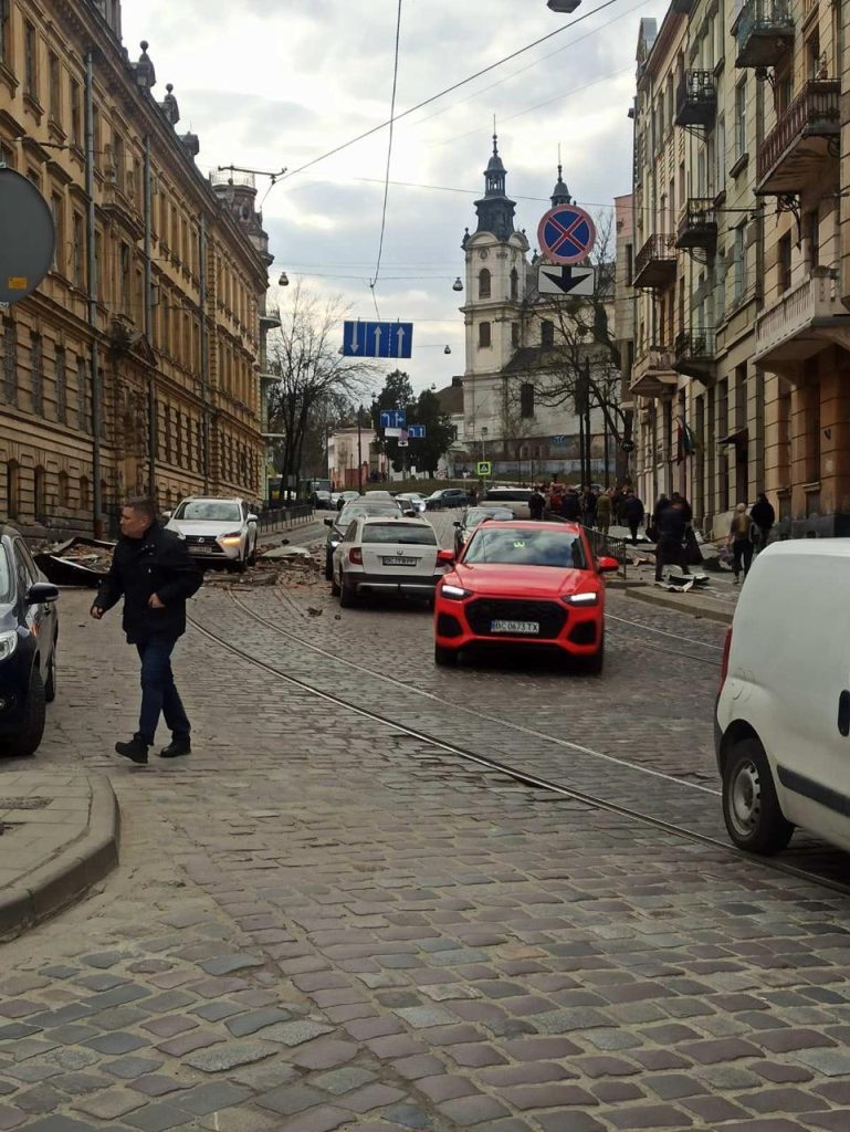 Российские дроны атаковали Львов: десятки пострадавших и разрушение в центре