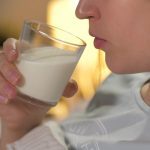 Молоко стане потужною профілактикою від інсульту: скільки пити на день ➤ Prozoro.net.ua
