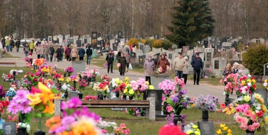 Що нести на кладовище після Великодня: традиції і важливі застереження ➤ Prozoro.net.ua