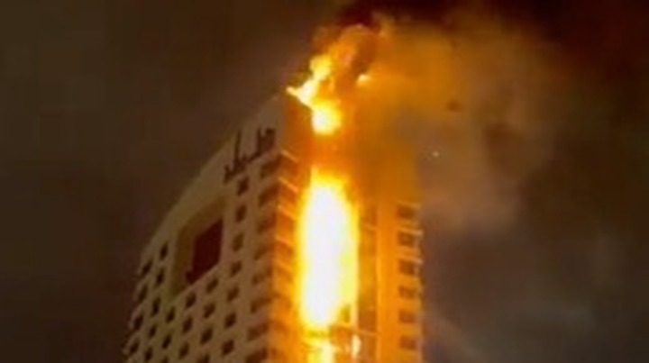 Зрелище не для слабонервных: в Кувейте вспыхнул небоскреб