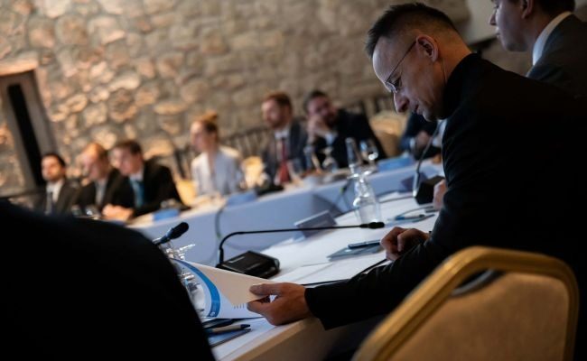Сіярто знову накинувся на Зеленського: подробиці скандалу