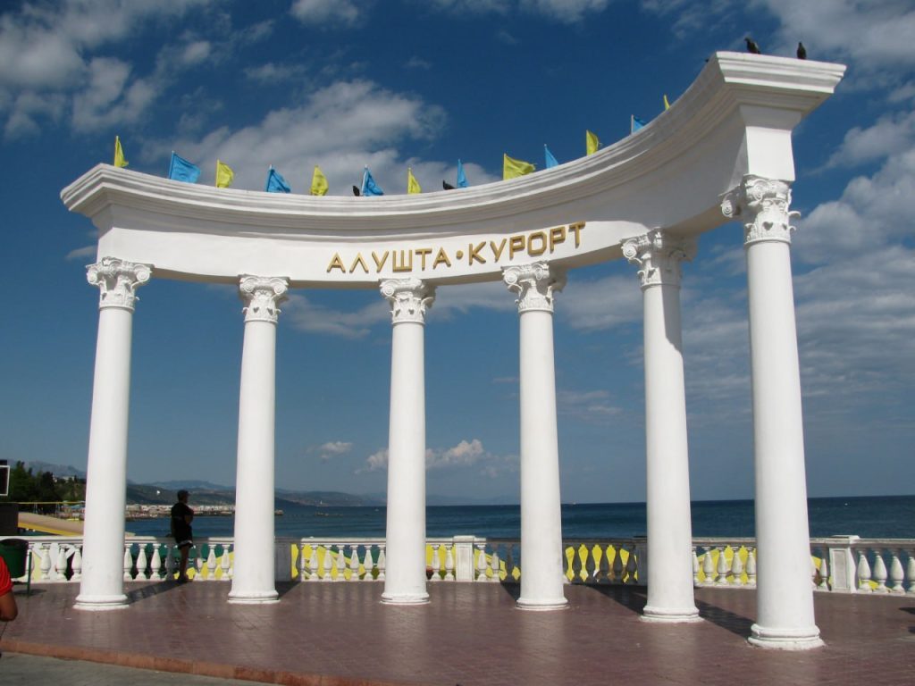 В Алуште оккупанты уничтожили символ города (фото, видео)
