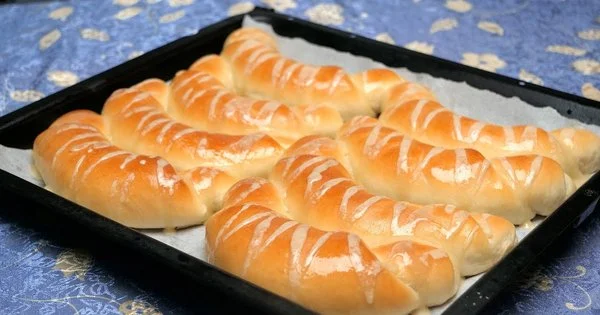 Домашні пишні булочки на дріжджах