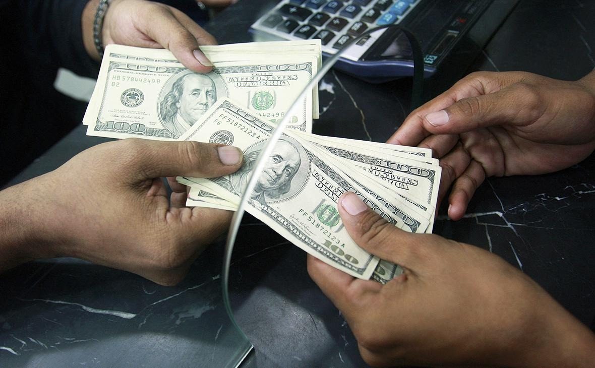 Скільки коштуватимуть 100 доларів через тиждень: прогноз банкіра