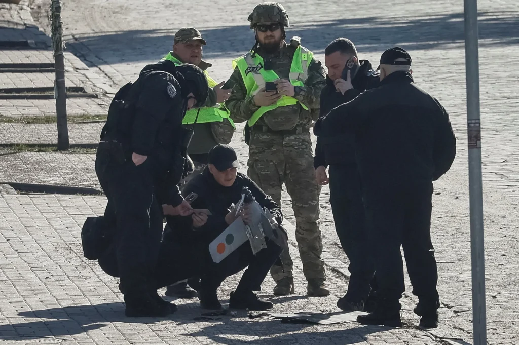 Киев целое утро атаковали дроны: обломки БПЛА упали возле монумента Независимости (фото) 5 Киев целое утро атаковали дроны: обломки БПЛА упали возле монумента Независимости (фото)