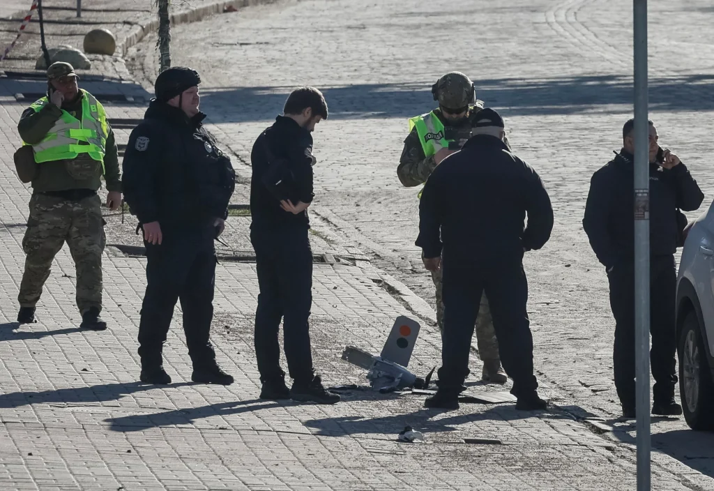 Киев целое утро атаковали дроны: обломки БПЛА упали возле монумента Независимости (фото) 6 Киев целое утро атаковали дроны: обломки БПЛА упали возле монумента Независимости (фото)