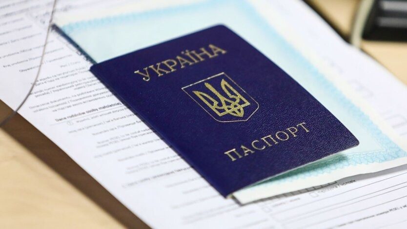 Владельцев паспорта-книжечки могут оштрафовать: кому грозит