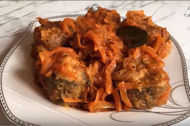 Тушеный хек в томатном соусе с овощами