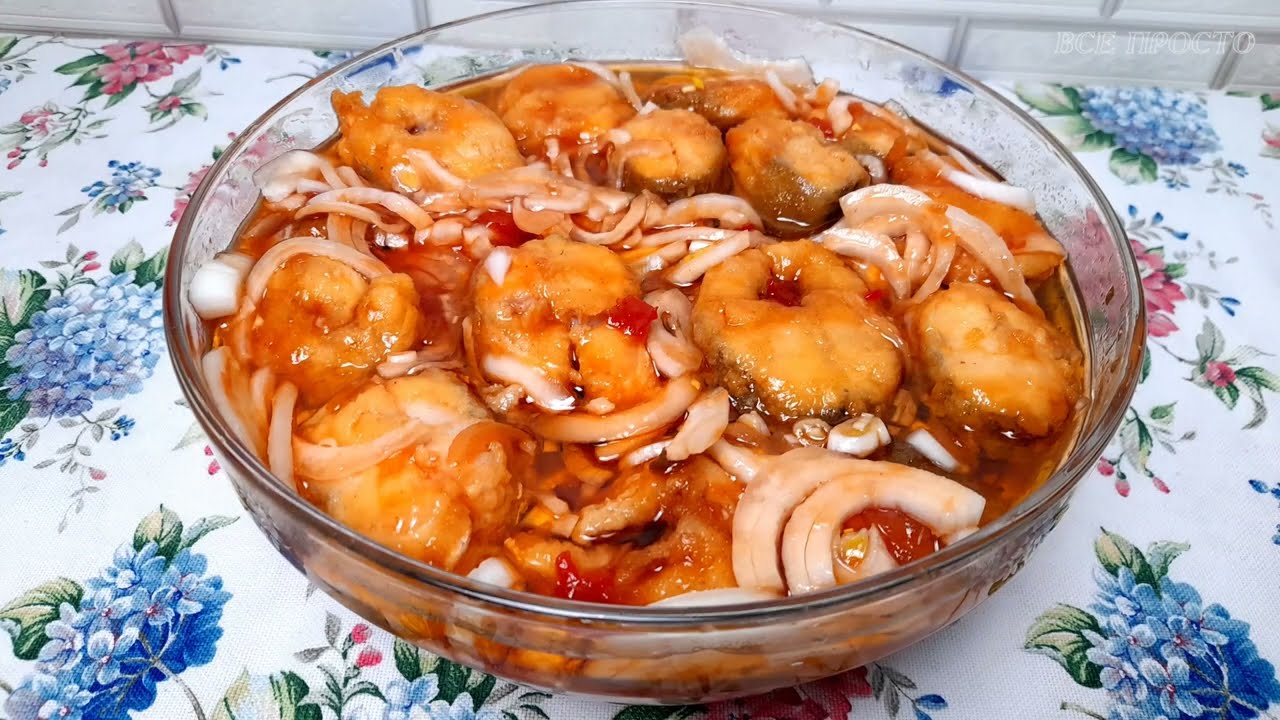 Тушеный хек в томатном соусе с овощами