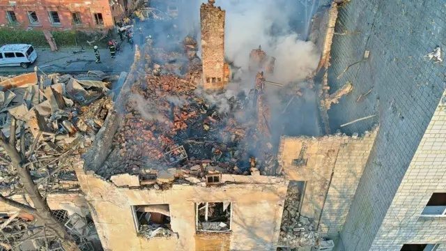 Момент прилета дрона по центру Львова (видео)