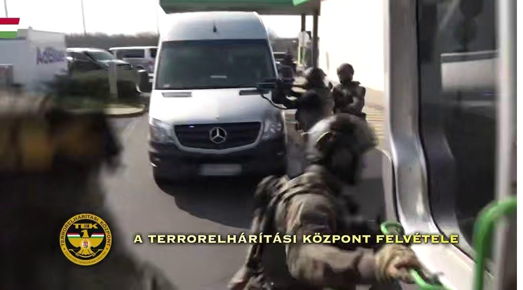 Венгрия заявила о депортации задержанных инкассаторов Ощадбанка