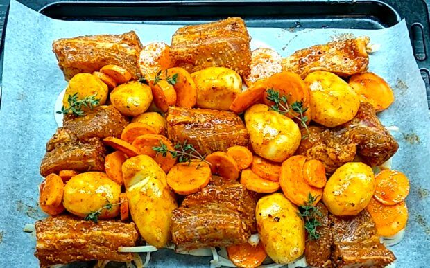 Сочный картофель с овощами и грибами: как приготовить в рукаве