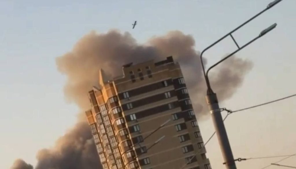 Завод в Брянске "поймал" несколько ракет (видео) 3 Завод в Брянске "поймал" несколько ракет (видео)