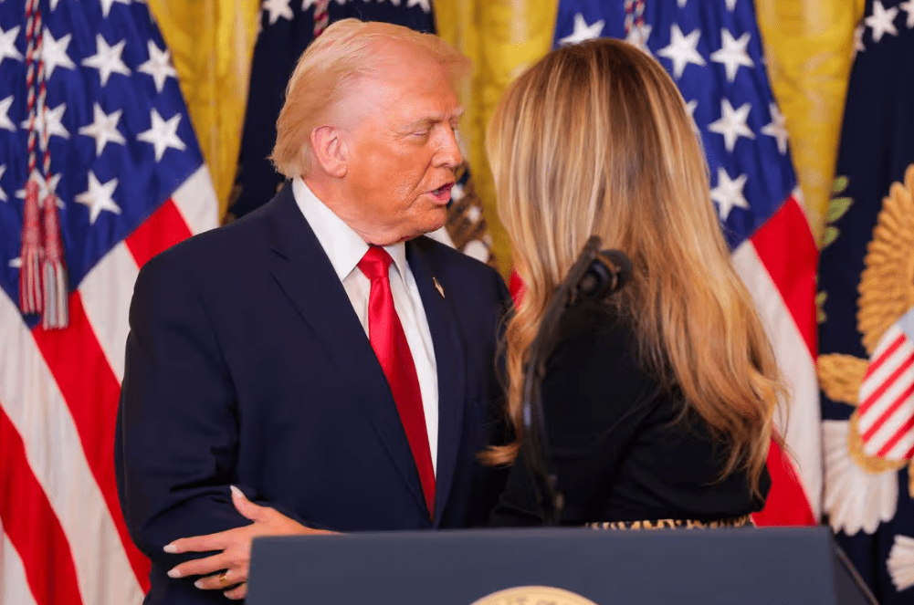 Меланію висміяли через незграбний поцілунок з Трампом 3 Меланію висміяли через незграбний поцілунок з Трампом
