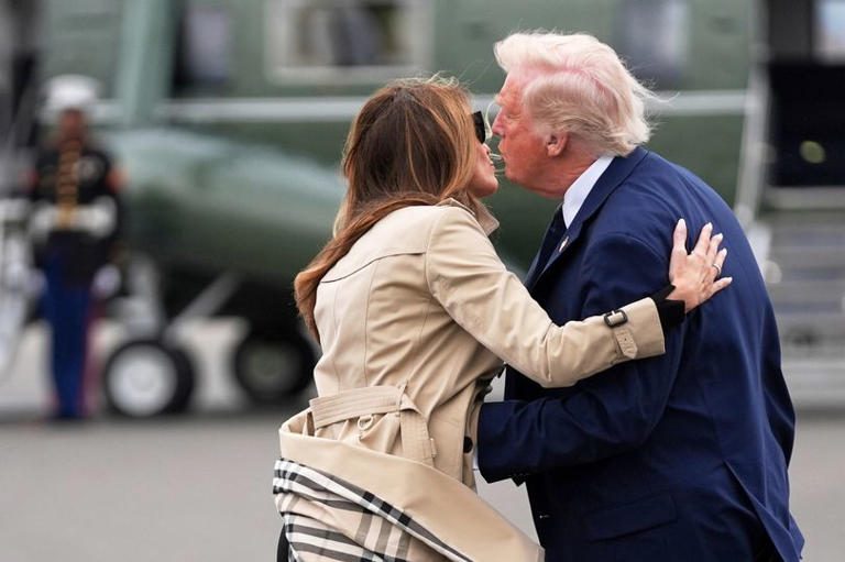 Меланію висміяли через незграбний поцілунок з Трампом