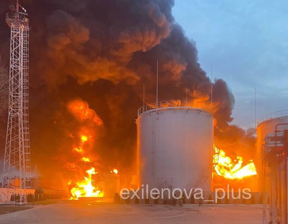Дроны атаковали нефтебазу в российском Лабинске (видео, фото) 4 Дроны атаковали нефтебазу в российском Лабинске (видео, фото)