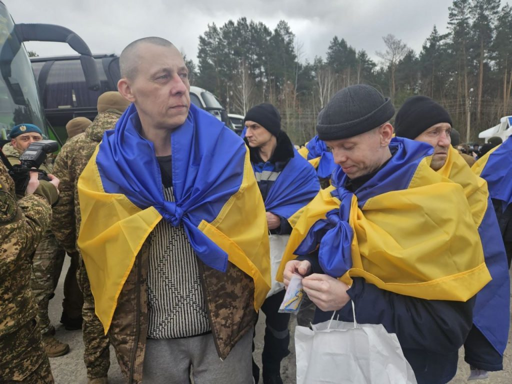 Обмін полоненими 5 березня: додому повернулися 200 українських захисників 9 Обмін полоненими 5 березня: додому повернулися 200 українських захисників